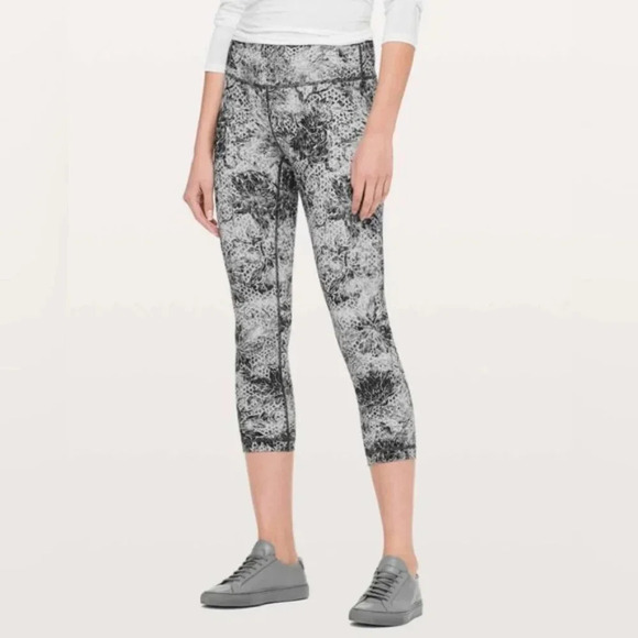 LULULEMON | Wunder Under Crop (High-Rise) *Full-On Luxtreme 21" - Picture 6 of 6